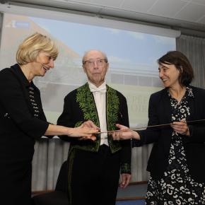 L'archéologue Jean Guilaine a remis son épée d'académicien à la présidente du Département, Hélène Sandragné, et la conseillère départementale déléguée à la culture, Maria Conquet.