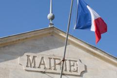 Fronton d'une mairie avec le drapeau de la France