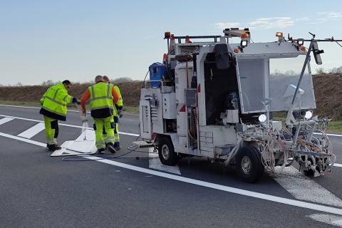 marquage au sol par les agents des routes du Département de l'Aude.
