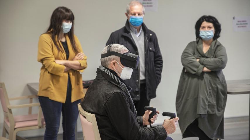 Un senior de l'ehpad essaie un casque de réalité virtuelle