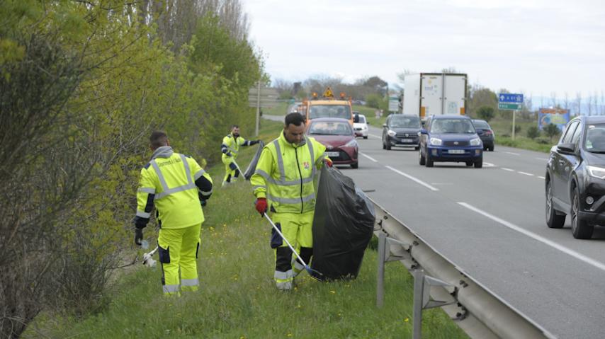 les agents des routes mobilisés pour le nettoyage des abords des départementales dans l'Aude