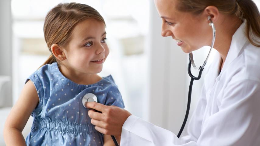 Consultation médicale, un médecin ausculte une fillette